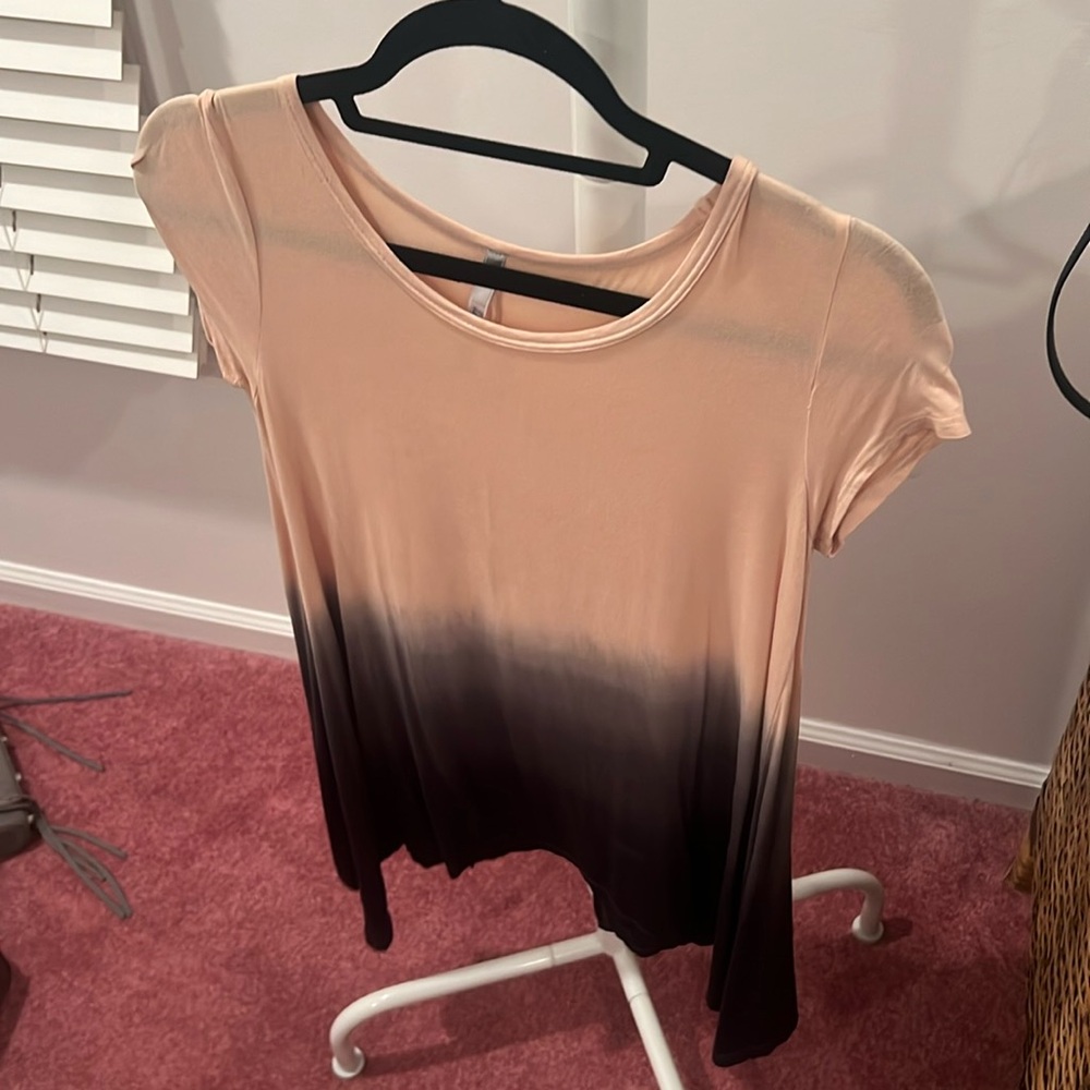 Light pink & fades to gray short sleeve top. Sides are longer w/ opening in back